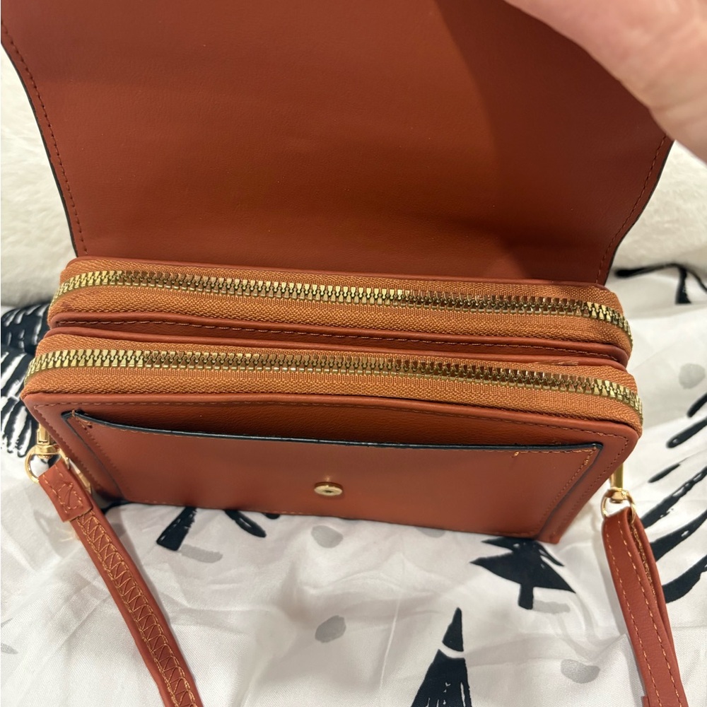 NWOT Women's Tan Crossbody Bag, several pockets for all your needs. Never used - Picture 10 of 11